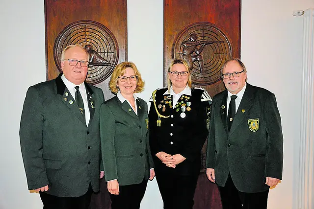 Die wiedergewählten Vorstandsmitglieder: Kreispräsident Volker Höper (SV Heidenau), Schriftfürhrerin Sabine Eddelbüttel (SV Ramelsloh), Damenleiterin Nicole Bade (SV Klecken) und Kreissportleiter Langwaffen Eckhard Heinsen (SV Ohlendorf) | Foto: Gnädig