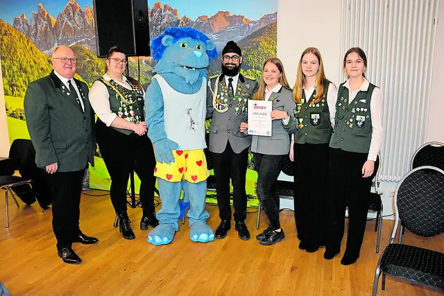 Volker Höper gratulierte den Gewinnern des "Hot Spots": die Jugend des SV Ramelsloh | Foto: pöp