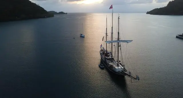 Die "Regina Maris" vor Anker | Foto: Diane Gremaud