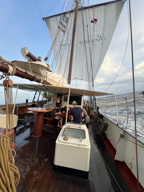 An Deck mit der Schülergruppe bei Seegang | Foto: Elliot Aaron