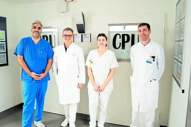 Oberarzt Riswan Akram (li.), Chefarzt der Klinik für Innere Medizin - Kardiologie und Intensivmedizin PD Dr. Sebastian Philipp (2. v. li.), pflegerische Leitung Nancy Ewert (2. v. re.) und Chefarzt der ZNA Dr. med. André Römgens verantworten gemeinsam die Chest Pain Unit am Elbe Klinikum Stade | Foto: Elbe Kliniken / Kati Meyer-Thiedig