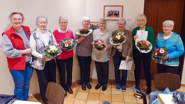 Ein großer Dank gilt den Jubilarinnen (v. li.): Julia Rau, Gisela Niemeyer, Inge Maak, Irmgard Niebuhr, Lea Zobel, Ilse Friedrichs, Vera Knoth und Helga Zeh | Foto: DRK Harburg-Land