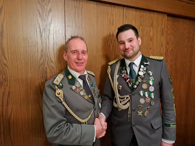 Der scheidende Präsident Matthias Schill (li.) gratuliert seinem Nachfolger Georg Grimm | Foto: SV Wesel