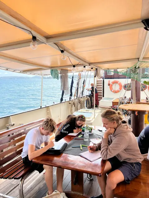 Schülergruppe bei den Hausaufgaben | Foto: Carlotta Baonnemann