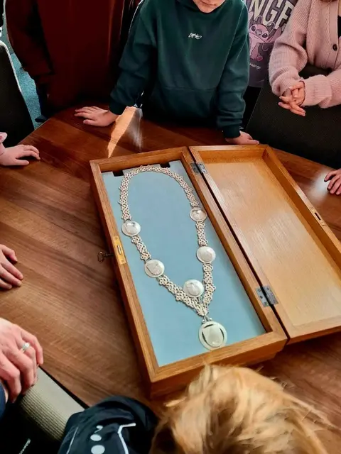 Ein besonderes Highlight: Die Amtskette des Bürgermeisters wird aus nächster Nähe begutachtet | Foto: Gemeinde Neu Wulmstorf
