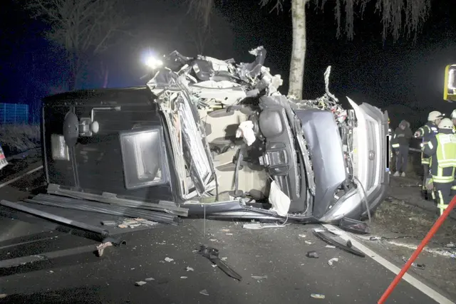 Das völlig zerstörte Unfallfahrzeug | Foto: Jürgen Bockelmann / FF Harsefeld