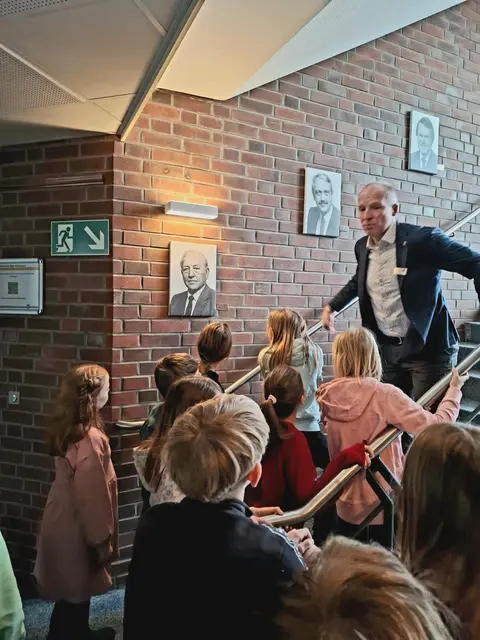 Gemeinsam geht es durchs Rathaus: Auf dem Weg durchs Treppenhaus erfahren die Kinder mehr über Geschichte und Abläufe der Verwaltung | Foto: Gemeinde Neu Wulmstorf