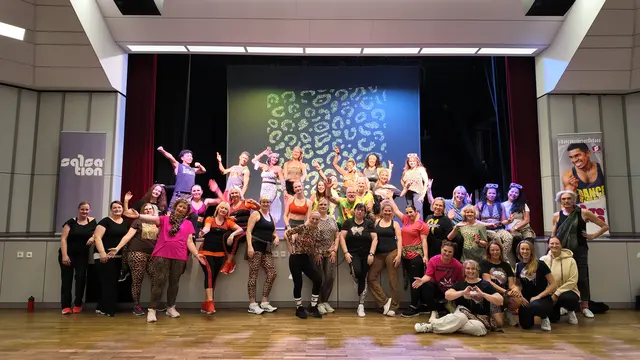 Gut gelaunt präsentieren sich die Zumba-Teilnehmenden | Foto:  Daniela Stein