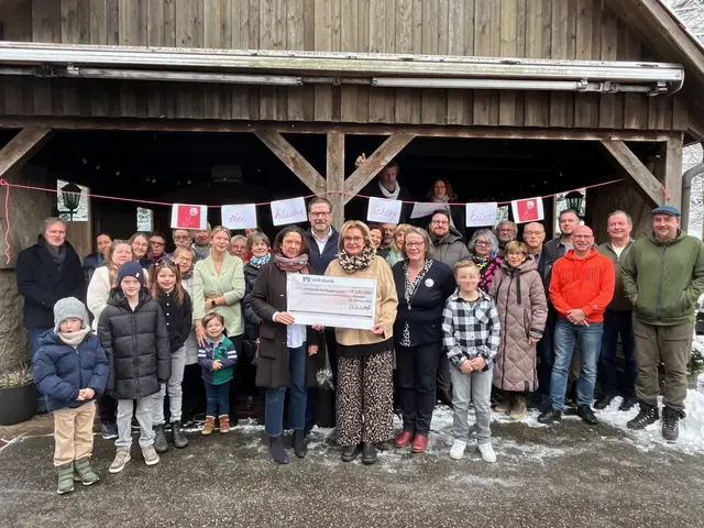 Die Unterstützerinnen und Unterstützer des Vereins Hilfe für krebskranke Kinder e.V. beim jährlichen Vereinsbrunch zur Spendenübergabe und zum Dank an die Ehrenamtlichen aus Seevetal | Foto: sra