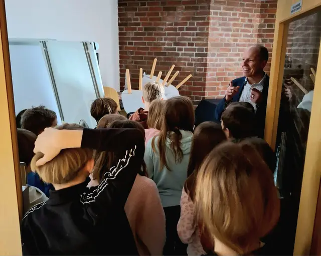 Warum besondere Möbel manchmal versteckt sind, erfahren die Kinder bei einem Blick hinter die Kulissen | Foto: Gemeinde Neu Wulmstorf