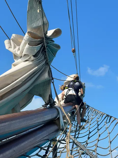 Zu zweit und gut gesichert - Segel einholen vorn am Klüverbaum | Foto: Anna Heilmaier