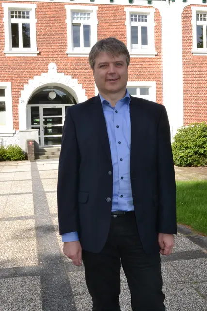 Tostedts Samtgemeinde-Bürgermeister Dr. Peter Dörsam ist nicht glücklich über den Zeitpunkt des Stühlerückens im Samtgemeinderat | Foto: bim