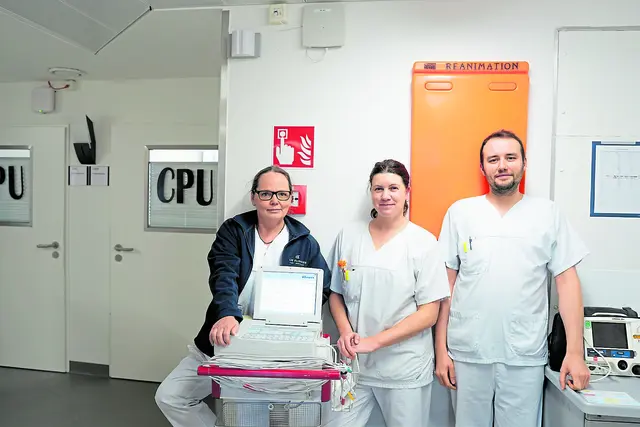 Unverzichtbare Werkzeuge des Pflegeteams um Nancy Ewert (Mitte) sind EKG-Geräte und Reanimationsbretter | Foto: Elbe Kliniken / Kati Meyer-Thiedig