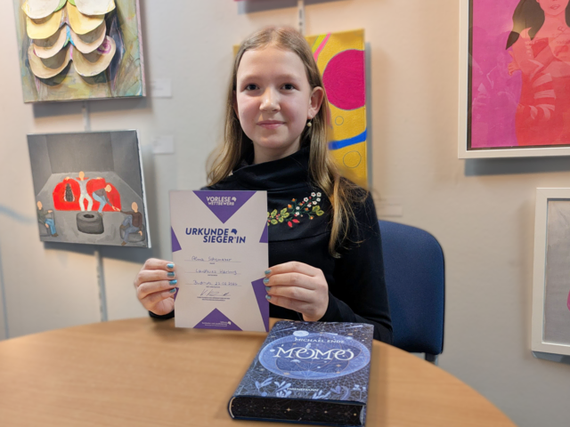 Alma Schomaker freut sich über ihren Sieg beim Regionalentscheid des Vorlesewettbewerbs in der Stadtbücherei Buchholz | Foto: Stadt Buchholz