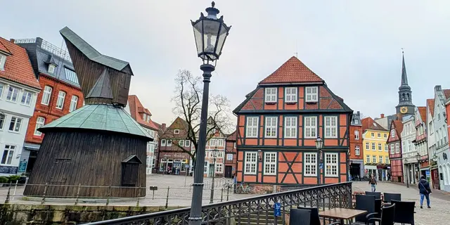 Die historische Stadtwaage mit ihrem Fachwerk ist das ortsbildprägende Gebäude am Stader Fischmarkt | Foto: jd