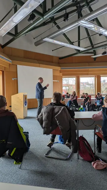 Bürgermeister Tobias Handtke beantwortet im Sitzungssaal die Fragen der Viertklässler  | Foto: Gemeinde Neu Wulmstorf