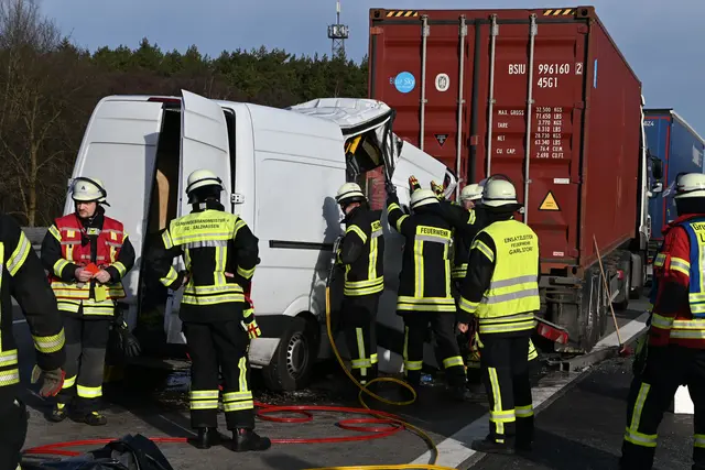Im Einsatz befanden sich unter anderem die Freiwilligen Feuerwehren Garlstorf, Egestorf sowie Gödenstorf/Oelstorf, der Rettungsdienst mit zwei Rettungswagen und einem Notarzteinsatzfahrzeug | Foto: Feuerwehr Landkreis Harburg