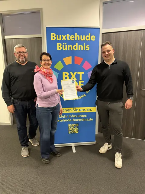 Der Erste Stadtrat Ralf Dessel als Vertretung der Bürgermeisterin, Susi Milewski als Vertreterin des Bündnisses Buxtehude, sowie Sven Ehlerding, Vorsitzender der Jungen Union Buxtehude / Altes Land / Geest, bei der offiziellen Aufnahme in das Bündnis

 | Foto: Junge Union