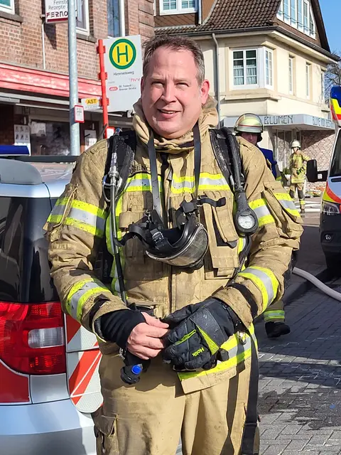 Florian Rosenow von der Freiwilligen Feuerwehr Wistedt war nach den Löscharbeiten unter Atemschutz sichtlich geschafft | Foto: sh