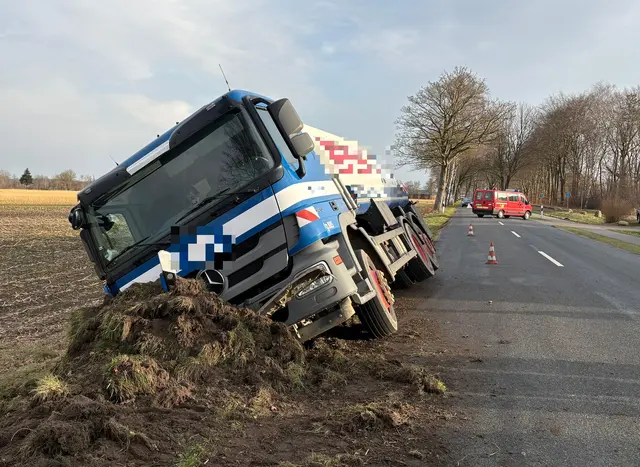 Der Tankwagen in Schräglage | Foto: Polizei