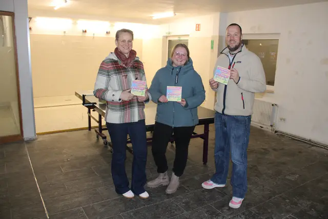 Im künftigen Jugendzentrum (v. re.): die Jugendpfleger Andreas Brammer und Lea Tewes sowie Bürgermeisterin Bianca Tacke | Foto: ce