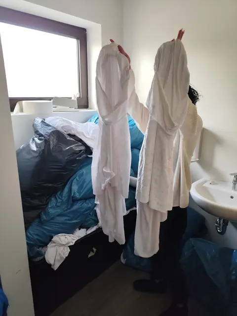 Angeblich Müllsäcke . Aber aus Mangel an Stellfläche ein Lagerplatz von 700 Stuhlhussen zum Schutz in Plastiksäcken. | Foto: Rüdiger Störtebecker