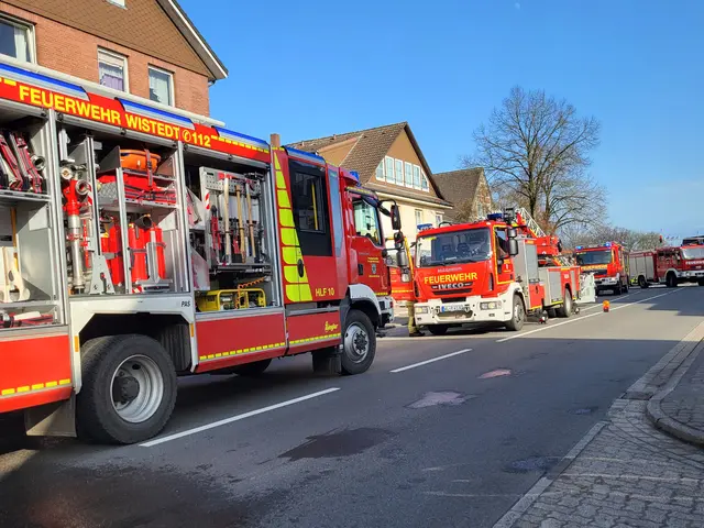 Die B75 war für die Löscharbeiten voll gesperrt | Foto: sh
