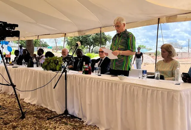 Dr Werner Huber (stehend), hielt bei der feierlichen Übergabe eine Rede für den Sambia-Verein. Neben ihm sitzen der Deutsche Botschafter in Sambia, Sönke Siemon (v. li.), ein Vertreter des sambischen Gesundheitsministeriums und Pastor Helmut Reutter (Chreso Ministries) | Foto: Huber