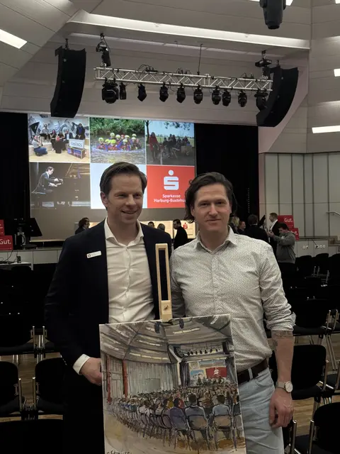  Frederik Schröder (links) und Ralf Schwinge (rechts) mit dem „Gemälde des Abends“ | Foto: SHB