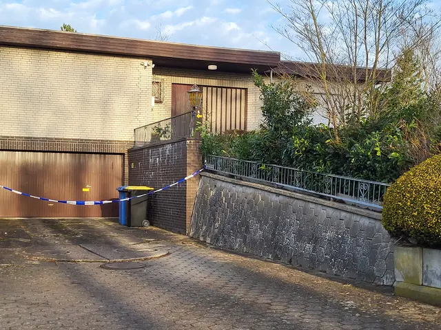 Das Absperrband der Polizei und die versiegelte Haustür sind noch Zeugen des Gewaltverbrechens | Foto: sh