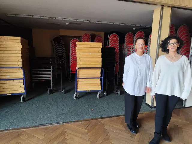 Links die Chefin  Frau Kourkoutidou mit ihrer Angestellten. Im Hintergrund das Stuhllager mit 700 Stühlen, | Foto: Rüdiger Störtebecker