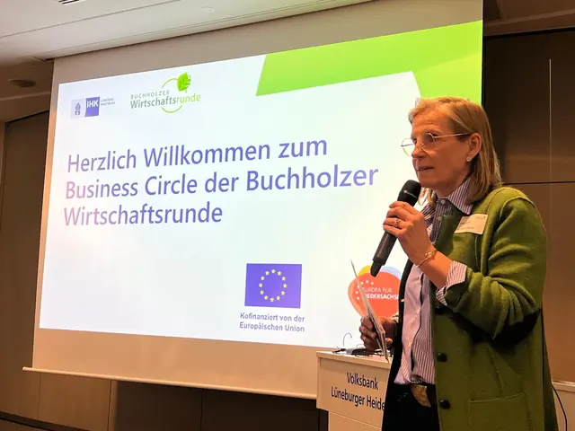 Rednerin und Moderatorin Sonja Bausch  | Foto: Corinna Horeis