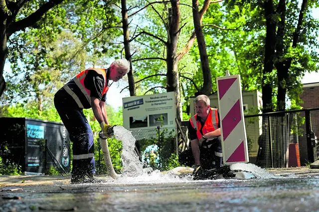 Die Hygieneanforderungen sind enorm: Die neuen Leitungen werden gründlich durchgespült