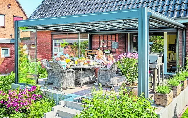 Geschützter Lieblingsplatz im Grünen: Unter der modernen Terrassenüberdachung genießt die Familie sonnige Stunden im eigenen Garten  | Foto: Nelson Park