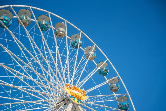 Auf der Schau dreht sich u. a. ein Riesenrad | Foto: Fricke