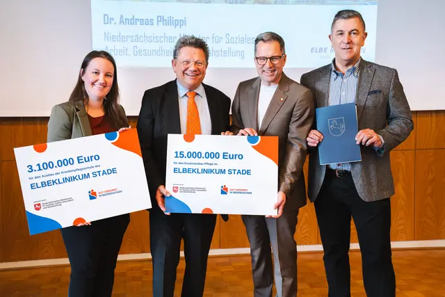 Förderbescheidübergabe mit (v. li.): Corinna Lange (Landtagsabgeordnete, SPD), Dr. Andreas Philippi (Niedersächsischer Minister für Soziales, Arbeit, Gesundheit und Gleichstellung), Kai Seefried (Landrat und Aufsichtsratsvorsitzender der Elbe Kliniken Stade-Buxtehude, Siegfried Ristau (Geschäftsführer der Elbe Kliniken Stade-Buxtehude) | Foto: Elbe Kliniken, Sebastian Braeutigam