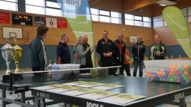 Siegerehrung beim Regionsentscheid: Die erfolgreichen Teams wurden mit Urkunden und Wanderpokalen ausgezeichnet | Foto: TTVN/ Udo Sialino