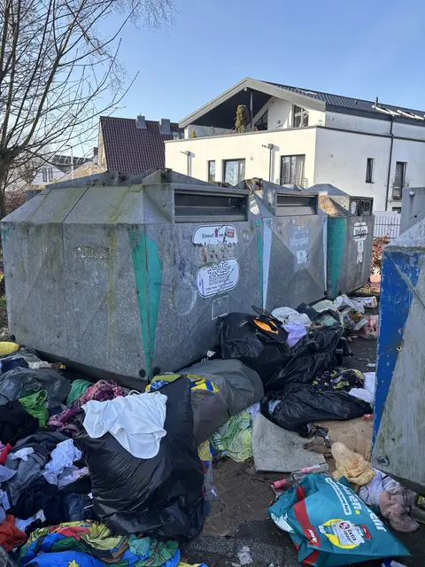 Achtlos wird hier Kleidung und weiterer Müll abgelegt | Foto: sts