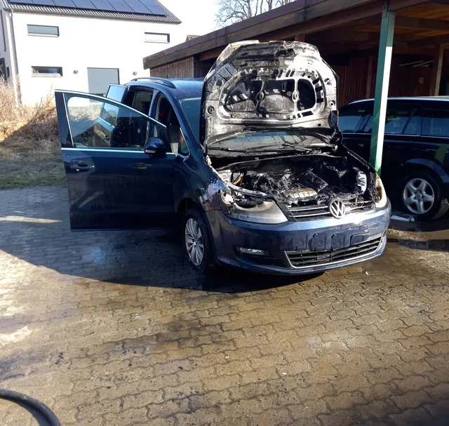 Das Foto zeigt den im Motorraum ausgebrannten VW Turan | Foto: gi