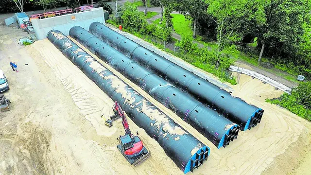 Der Trinkwasserbehälter in der Einbauphase 