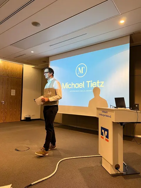 Michael Tietz zum Thema:
„Emotionen bei der Nachfolge in familiengeführten Unternehmen – Geld, Macht, Liebe: Währungen, die Familienunternehmen erfolgreich machen und nicht selten scheitern lassen.“ | Foto: Corinna Horeis