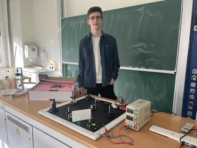 Jannes Ruder zeigt stolz seinen Quantencomputer | Foto: Sandra Polenz