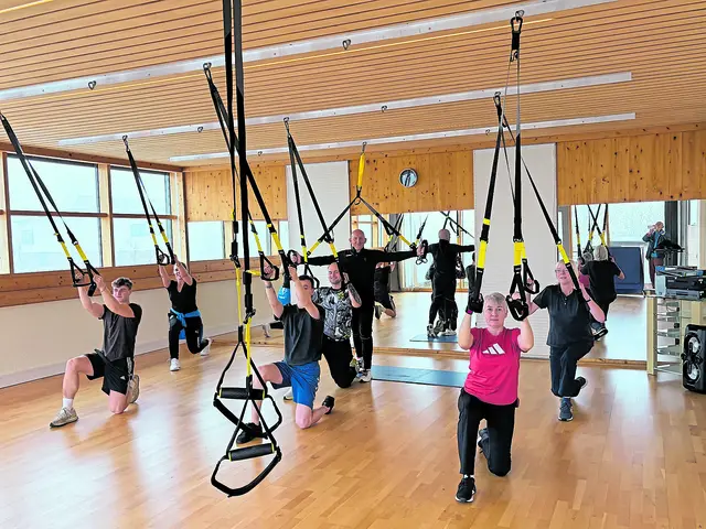 Bei Blau-Weiss Buchholz gibt es für die Vereinsmitglieder ein vielfältiges Sportangebot. So zum Beispiel Schlingentraining | Foto: AR Media