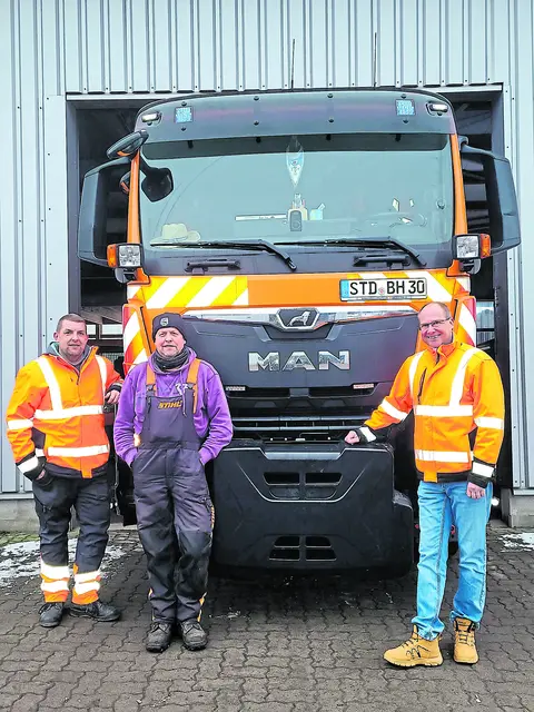 Lkw "Horst" mit (v. li.): Benjamin Stahmann, Fahrer Holger Deden und Christian Grüschow   Fotos: wd
