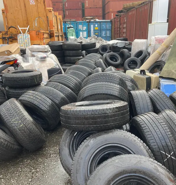 Hamburger Zoll stoppt Container mit mutmaßlichem Abfall - Zoll und Umweltbehörde greifen ein. 2.500 Stück Reifen, welche der fachgerechten Entsorgung zugeführt werden müssen | Foto: Hauptzollamt Hamburg