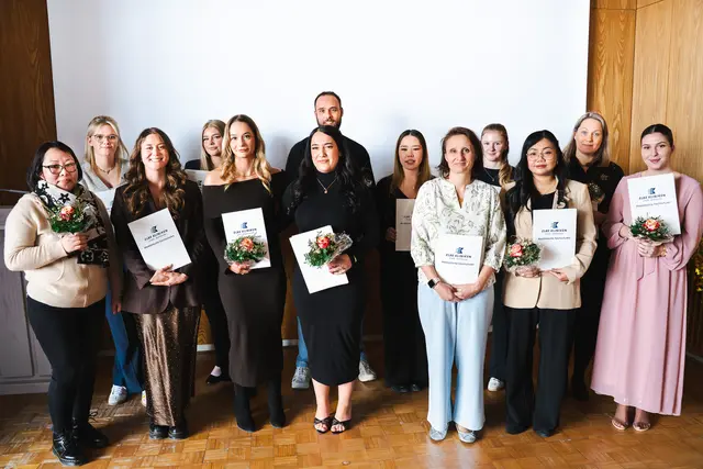 Die Absolventinnen und Absolventen erhielten ihre Abschlusszeugnisse und starten nun an den Elbe Kliniken als Pflegefachkräfte ins Berufsleben | Foto: Elbe Kliniken / Sebastian  Braeutigam