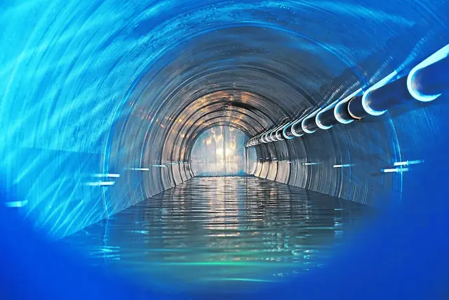 Ein Blick in den Trinkwasserbehälter am Butendiek, der zunächst nur zu einem Drittel mit Wasser befüllt wurde, damit sich der Boden setzen konnte. Erst nach mehrfacher erneuter Reinigung wurde er in Betrieb genommen Fotos: Trinkwasserverband