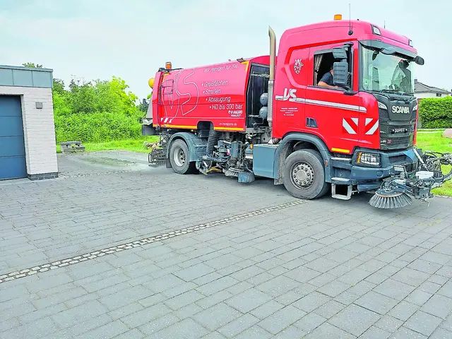 „Putzi" , die hochmoderne Kehrsaugmaschine zur Flächenreinigung mit Sprayjet und Heckabsaugung, wird bei Straßensanierung eingesetzt, steht aber auch jedem privaten Kunden zur Verfügung | Foto: Volker Schilling