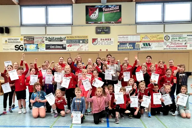 Am Ende hatten alle gewonnen. Die Kinder nach der Siegerehrung mit ihrer Medaille und Urkunde. | Foto: MTV Wangersen