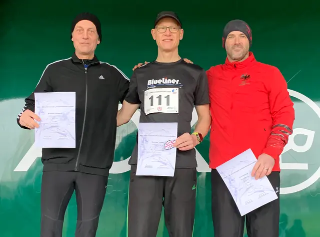 Andreas Lipowski (li.) auf dem Podest in Bremen | Foto: Matthias Wilshusen